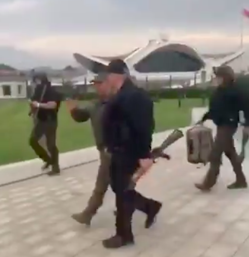 More Massive Demonstrations In Minsk…Lukashenko Arrives With A Rifle