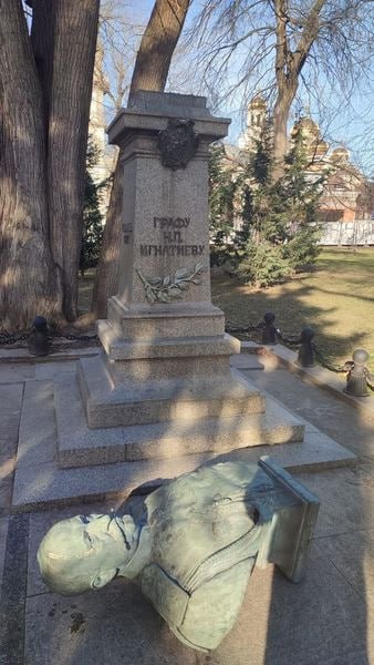 Radical Globalist Thugs Desecrate Monuments In Bulgaria